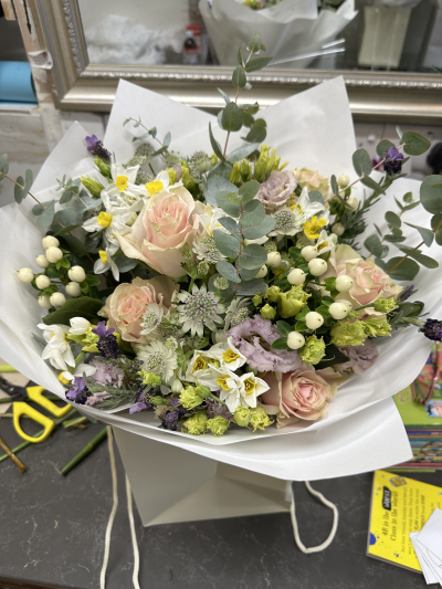 SL-03 pale vintage selection - picture show standard size,pale pink rose white hypericum  white astrantia pale purple lisianthus etc with eucalyptus 
we will try our best to match the picture please add any instructions if any special request
